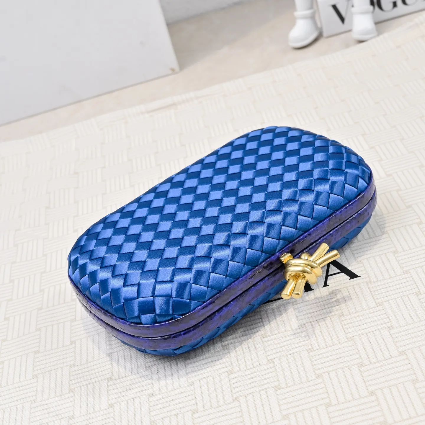 Batch 1460 #BV Knot woven evening bag series ~ Each bag reveals exquisite elegance💫Iconic classic silk weaving➕snake skin trimming with knot buckle, soft and delicate feel. The design is small and exquisite, low-key without logo, elegant and elegant. Paired with evening dress or cheongsam, it has the atmosphere of a famous and wealthy lady. Full of aura and invincible texture💃 Model: 7622 Dimensions: 20x12x5.5